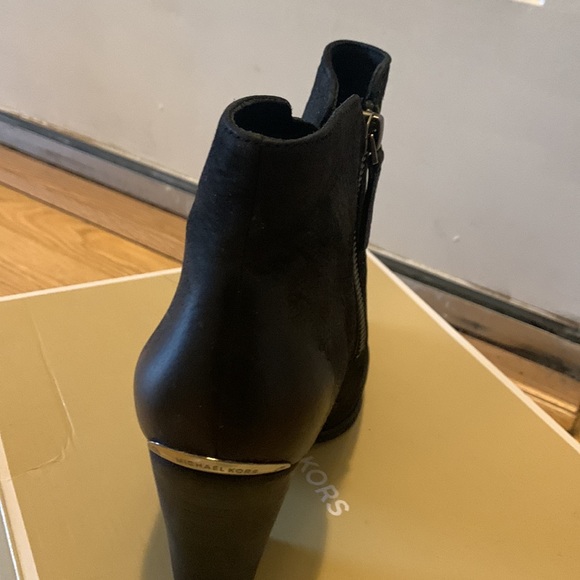 Michael Kors Denver Bootie size 7. Worn once In original box, like new - Picture 3 of 6